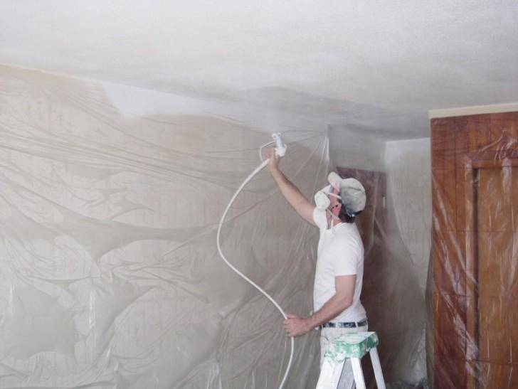 Как побелить потолок побелкой, не смывая старой: даны инструкции, как правильно выполнить работу своими руками, развести мел, известь и водоэмульсионную краску