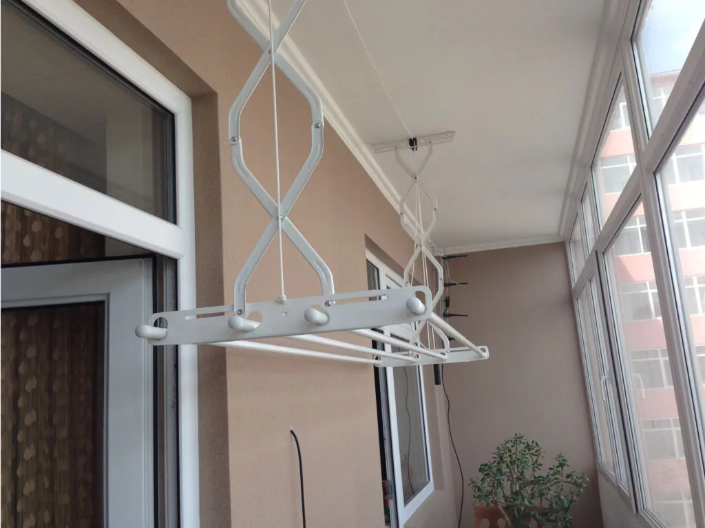 Настенная сушилка для белья на балкон (31 фото): балконная выдвижная и складная бельевая модель