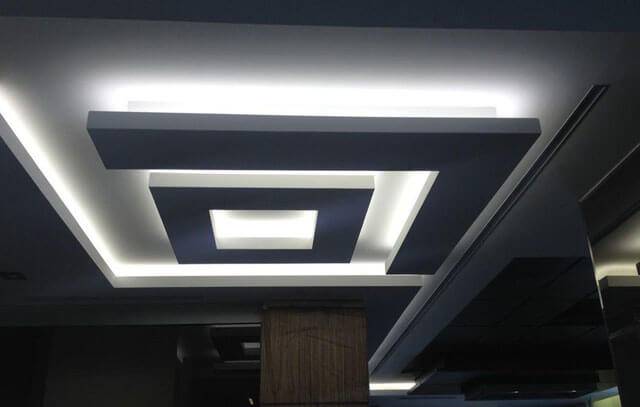 Эффектная подсветка потолка светодиодной лентой под плинтусом