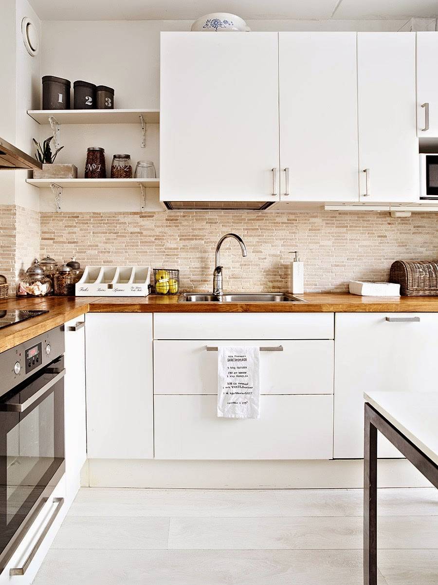 Белая кухня с деревянной столешницей: особенности оформления
