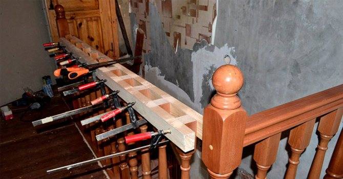Монтаж перил и балясин деревянной лестницы
