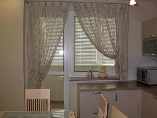 Шторы на кухню с балконом (49 фото): занавески на окно, какие повесить на балкон, совмещенный с кухней