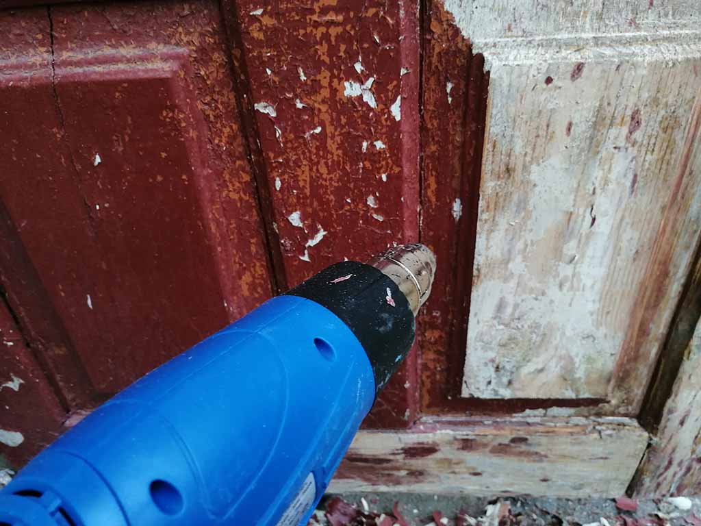Как очистить и покрасить деревянную межкомнатную дверь