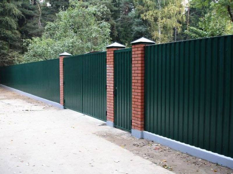 Установка забора из металлопрофиля - всё о воротах и заборе
