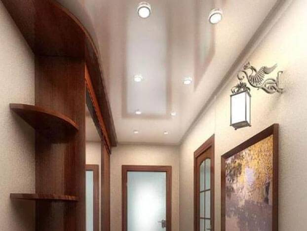 Дизайн потолка в коридоре — новые идеи 2020