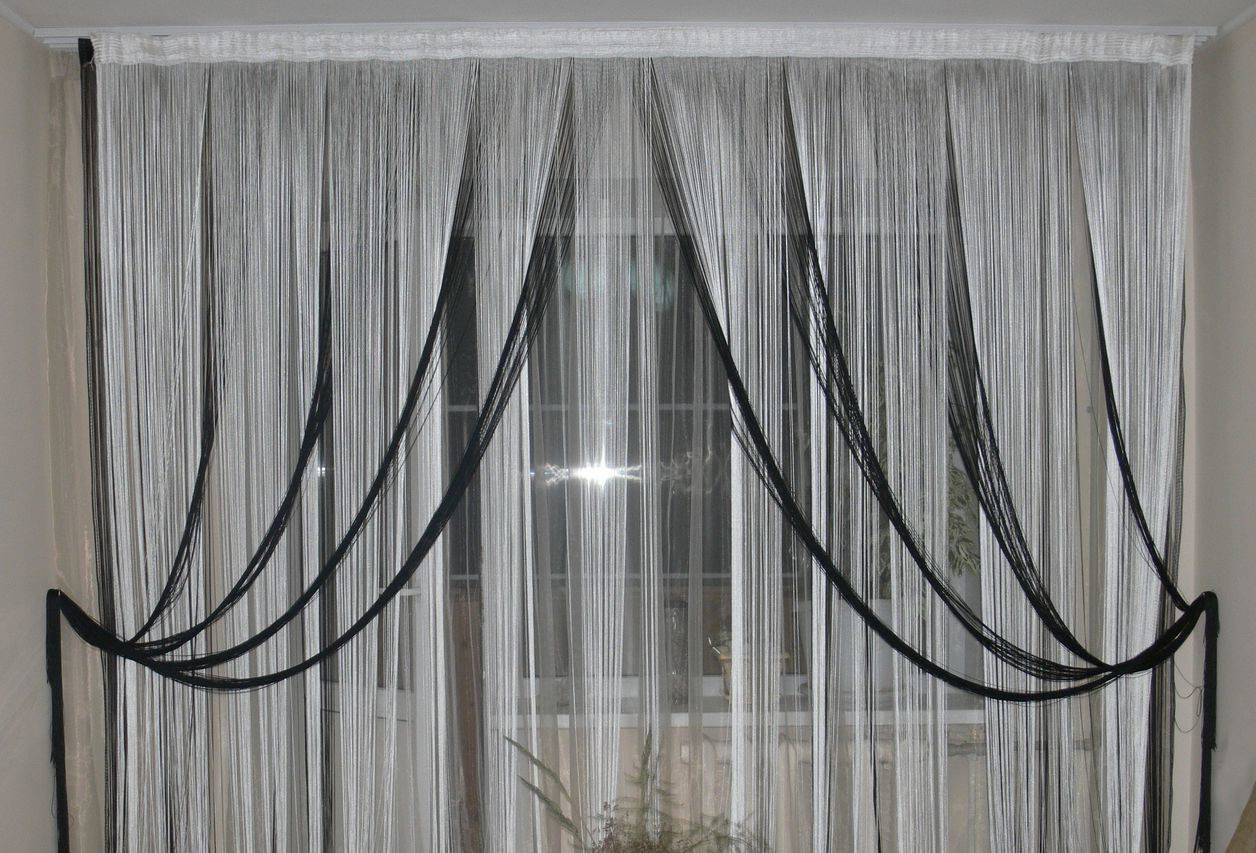 Вешаем нитевые шторы и подобрать лучший вариант для декорирования окна .