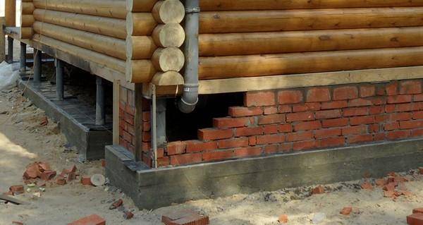 Как утеплить свайный фундамент деревянного дома?