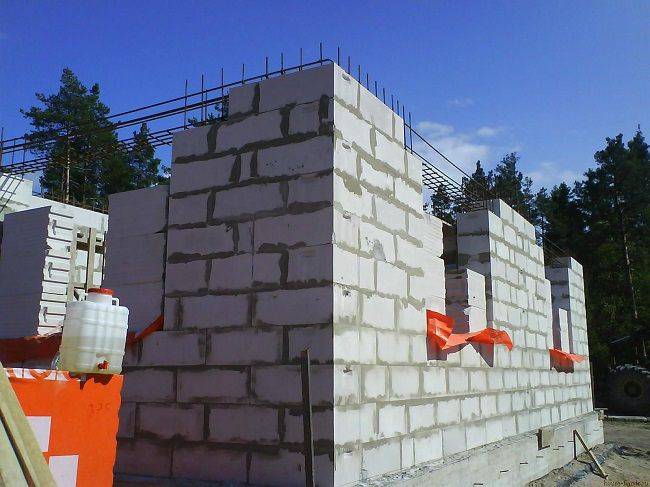 Стена из газоблока: штукатурка внутри помещения сохранит фасад без трещин