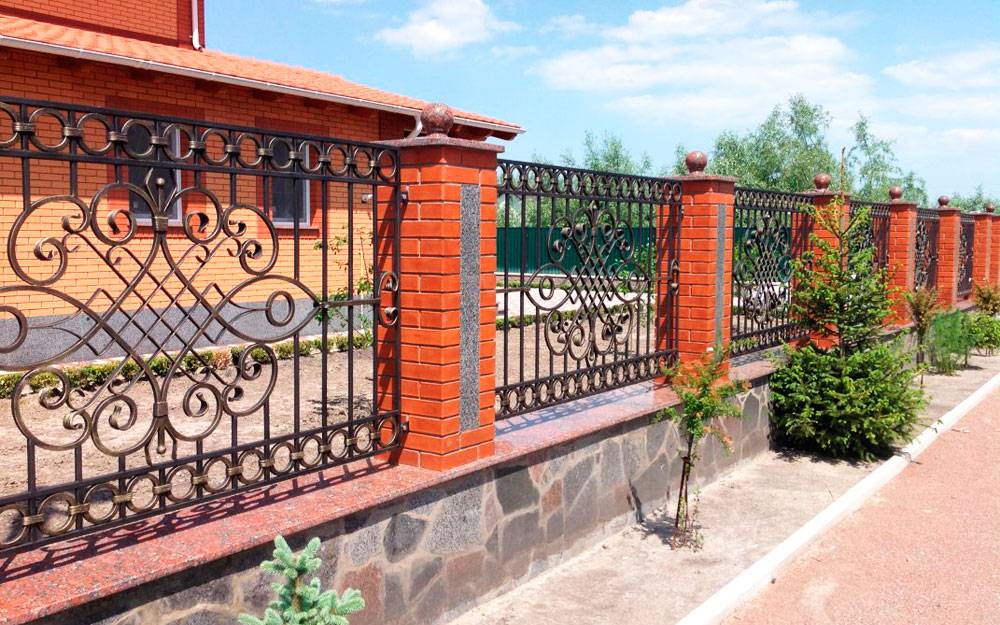 Кованый забор с поликарбонатом и элементами ковки - фото
