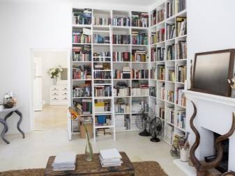 Какие существуют угловые книжные шкафы, и их особенности