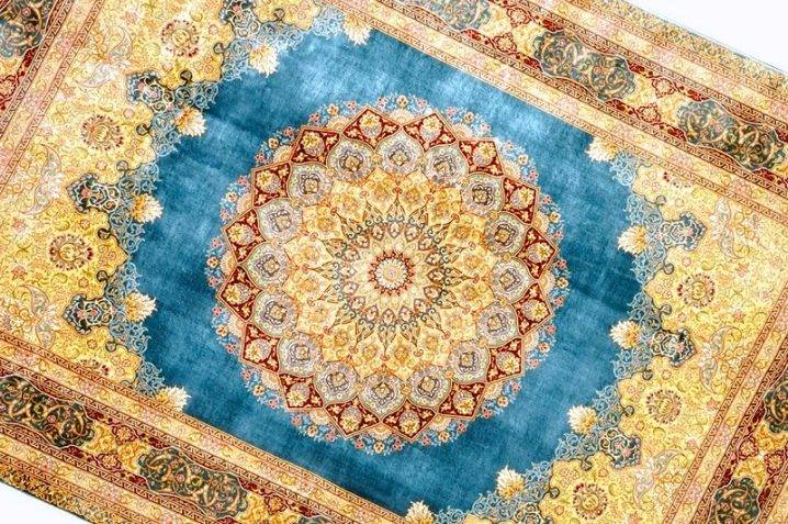 Как делают химчистку на дому: ковры и мягкая мебель