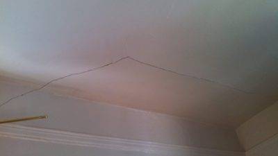 Как убрать трещины на гипсокартоне: с потолка, стен и стыков, чем заделывать, как избежать трещин