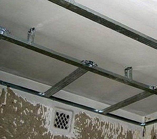Пластиковый потолок (82 фото): пвх пленка и вагонка для отделки, дизайн декоративных фигурных потолков для лоджии и коридора