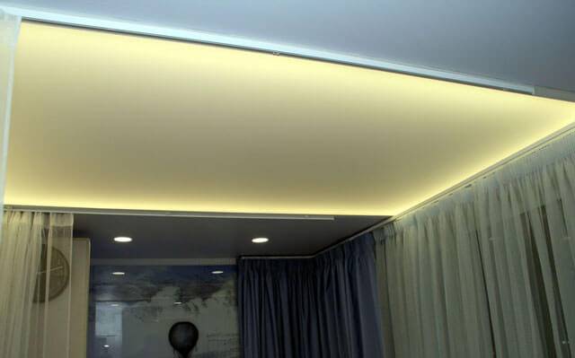 Светящийся потолок: как основное освещение, варианты оформления потолочного покрытия в коридоре