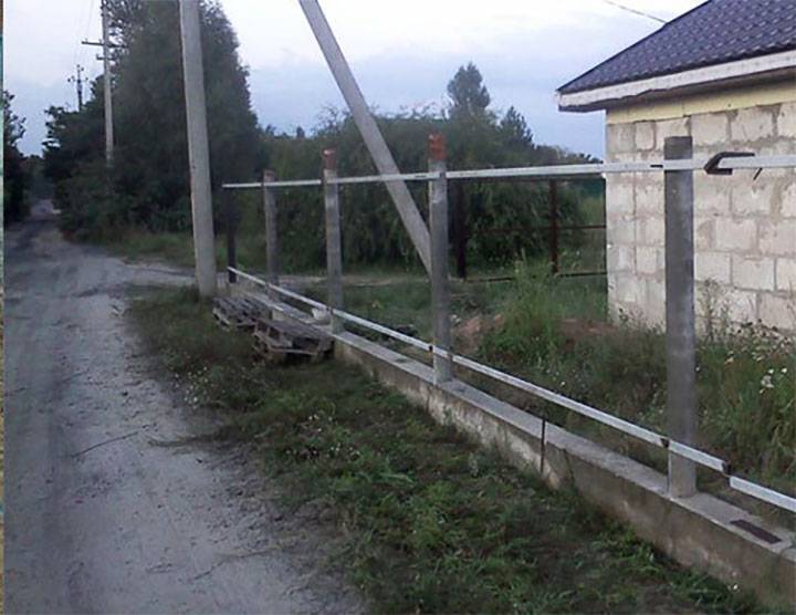 Фундамент под забор из профнастила, кирпича: как залить, устройство