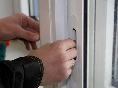 Не закрывается пластиковое окно - что делать: причины и решения