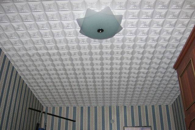 Потолочная бесшовная плитка: виды, как правильно клеить её на потолок, потолочная плитка без швов на фото и видео