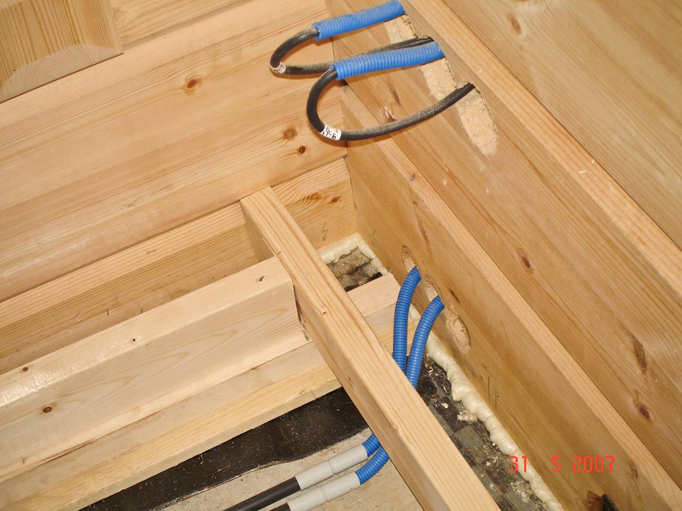 Электропроводка в деревянном доме: как правильно и безопасно реализовать разводку электросети (105 фото) – строительный портал – strojka-gid.ru
