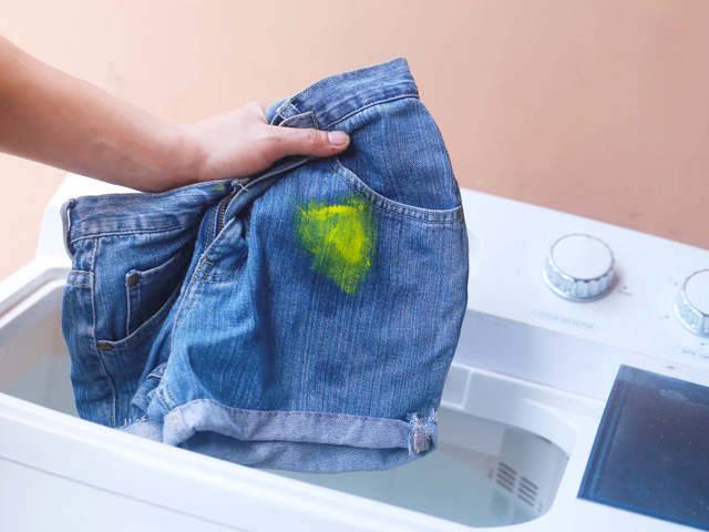 Чем оттереть краску с куртки? 10 фото как можно отстирать пятна на ткани от лакокрасочных материалов, как отмыть и отчистить одежду от таких загрязнений в домашних условиях