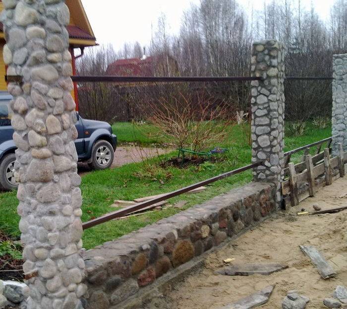 Как сделать забор из натурального камня своими руками, фото, видео кладки каменных ограждений