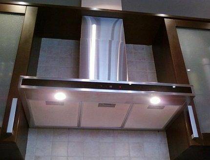 Рациональное решение для кухни небольших размеров: все о выборе полновстраиваемой вытяжки