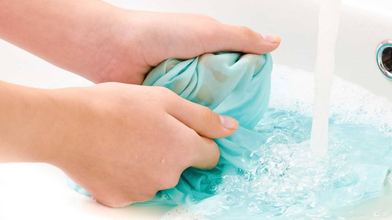 Чем отмыть акриловую краску: как и чем можно оттереть с линолеума или пластика, смывается ли водой, чем убрать и как удалить акрил с рук или кисточки