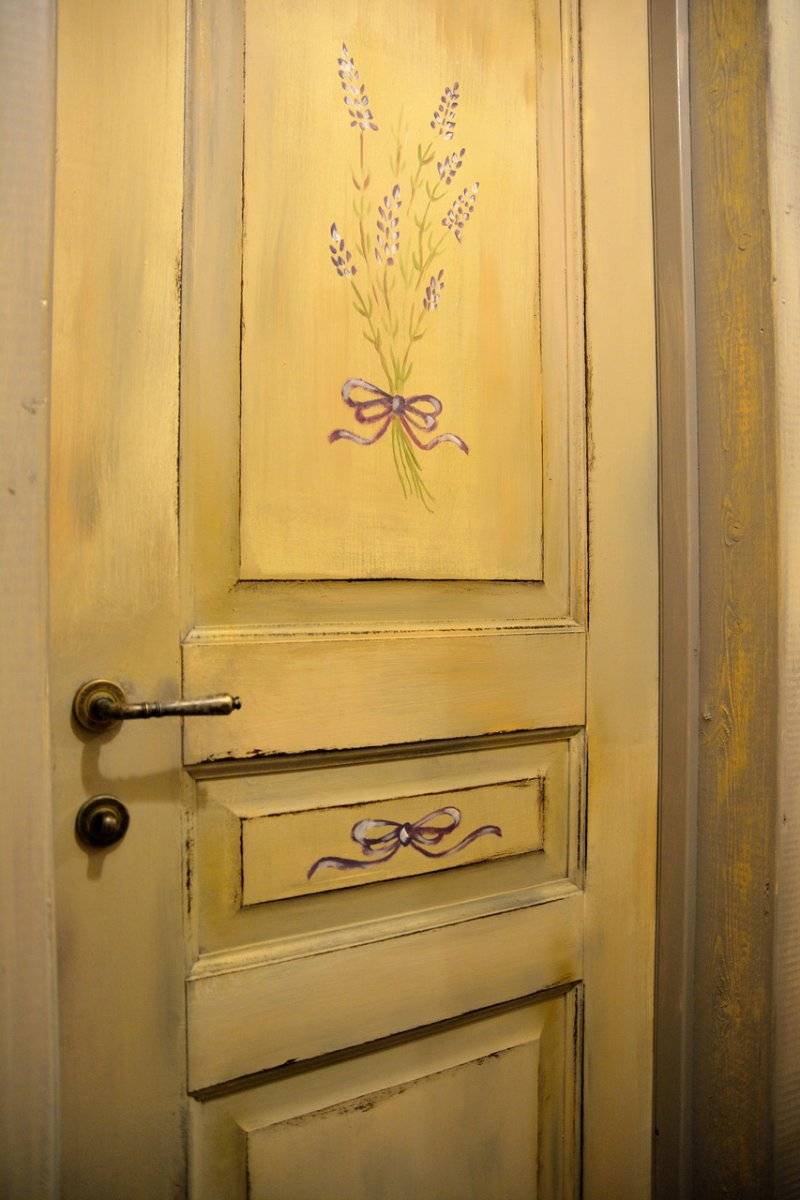 Чем и как покрасить деревянные двери своими руками