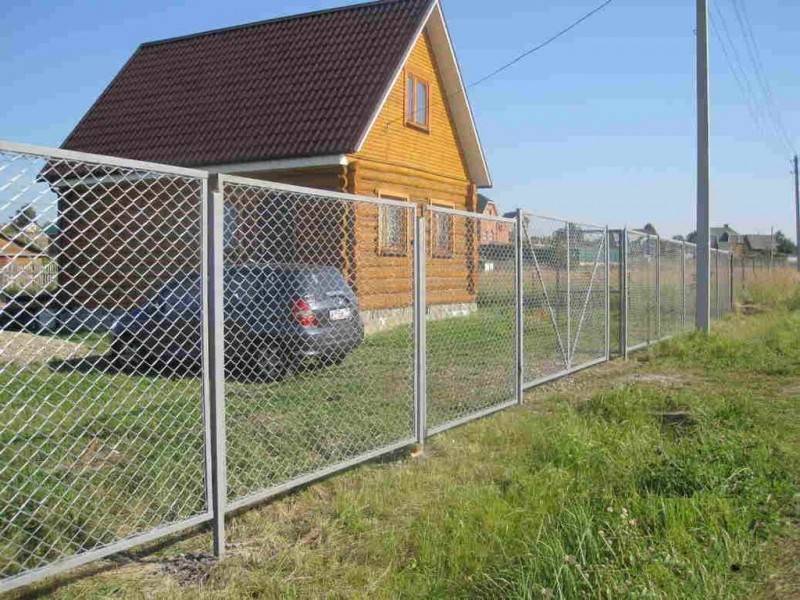 Чем закрыть забор из сетки рабицы от соседей: фото, как сделать непрозрачным низ ограждения, видео