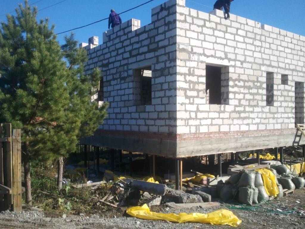 Как укладывать газоблоки на свайный фундамент: особенности, технология