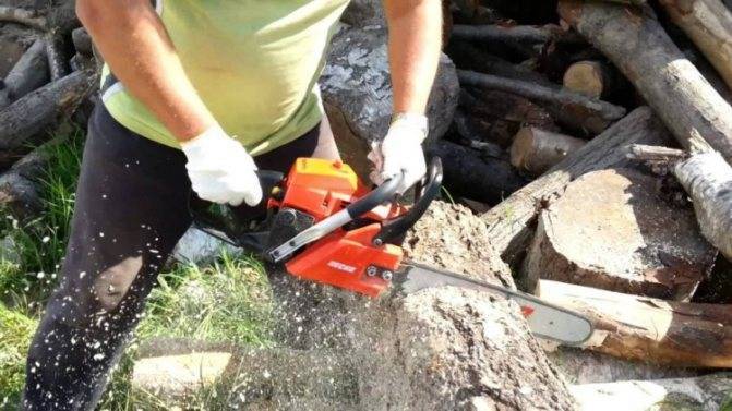 Как пилить бензопилой деревья вдоль бревна: видеоурок