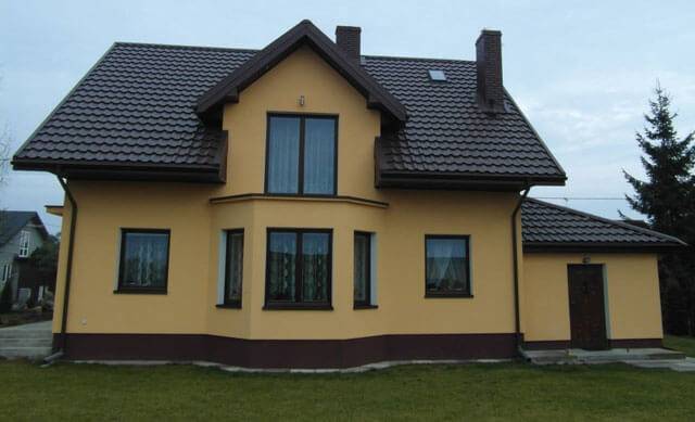 100 вариантов: частные дома с зеленой крышей на фото