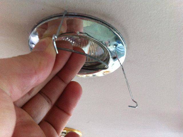 Как поменять лампочку в подвесном потолке – советы и рекомендации