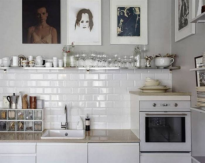 Декоративный кирпич в интерьере (65 фото): белая кирпичная отделка стен на кухне, дизайн венецианским камнем на балконе квартиры