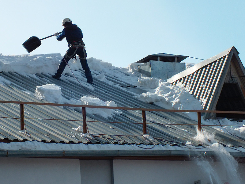 Как чистить крыши от снега: различные способы уборки с кровли снежных масс, наледи и сосулек в разных условиях