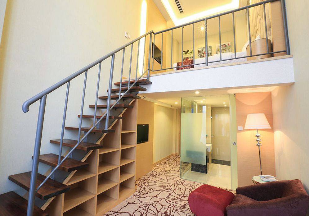 П-образная лестница (41 фото): деревянные конструкции с забежными ступенями на 180 градусов, расчет оптимального подъема на второй этаж, размеры для частного дома