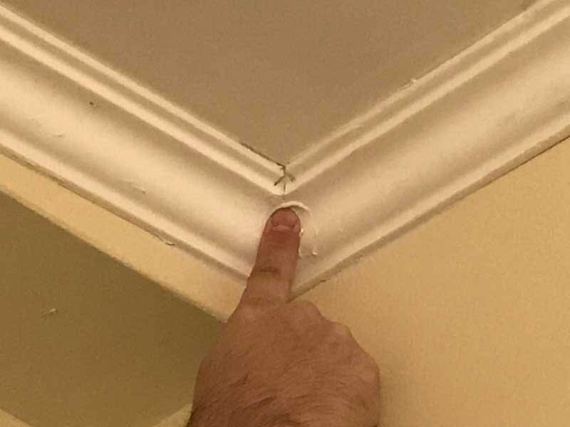 Как приклеить пластиковый плинтус для потолка