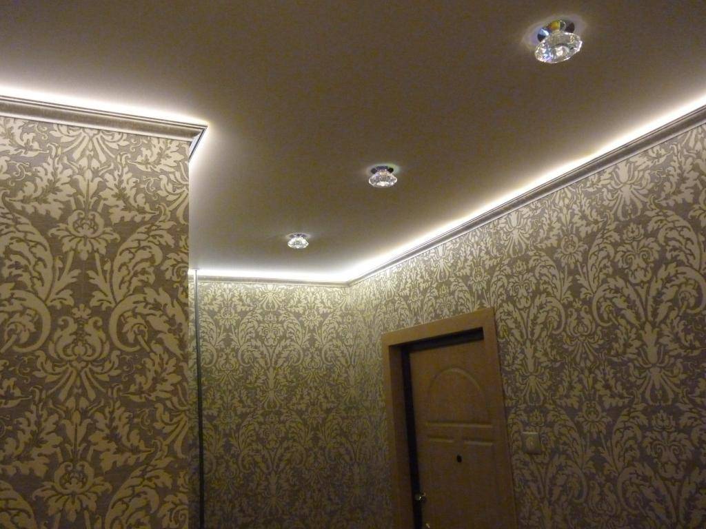 Светодиодная лента под натяжным потолком (33 фото): как сделать и установить подсветку на натяжном потолке, варианты монтажа диодной ленты