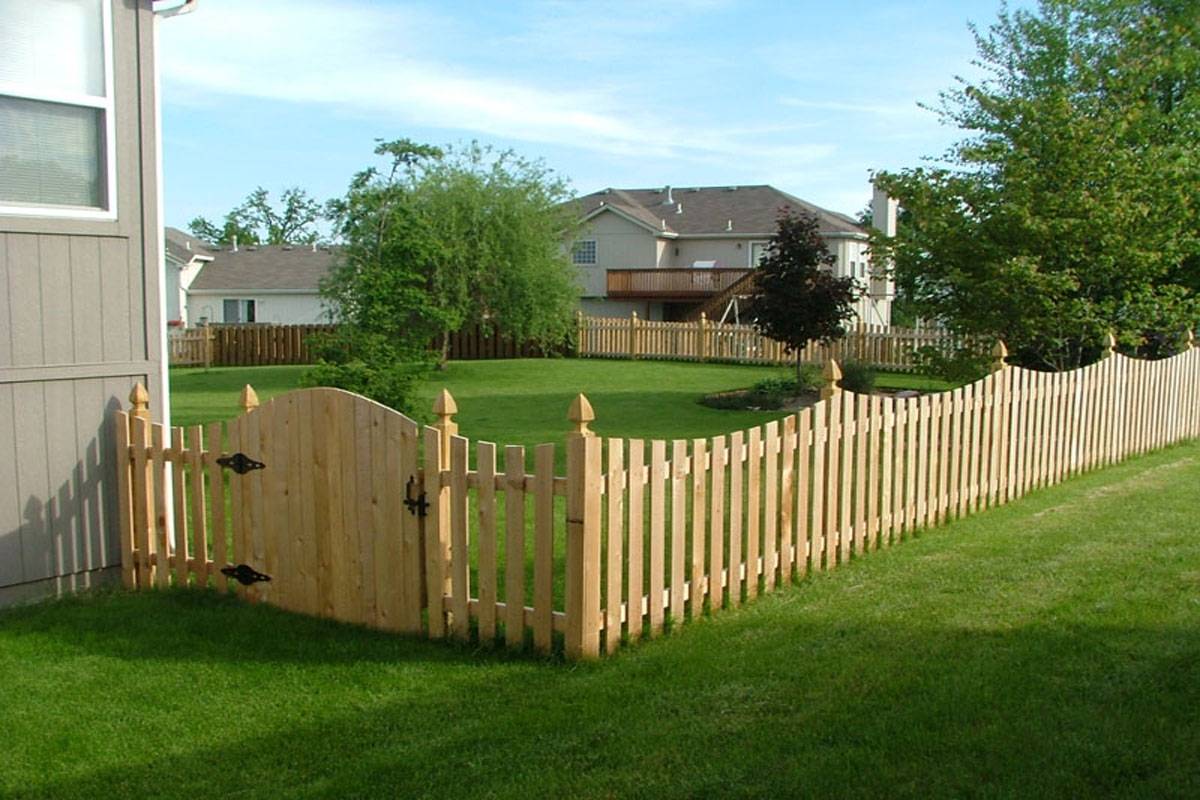 Деревянный забор: красивые идеи оформления и эффективные варианты защиты при помощи дерева