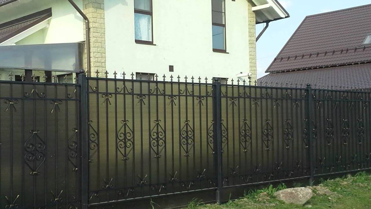 Строительство ограждения из поликарбоната для дачного участка