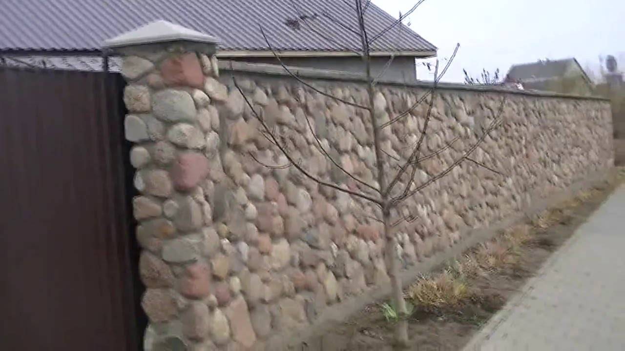 Забор из камня: особнености конструкций и красивые варианты оформления