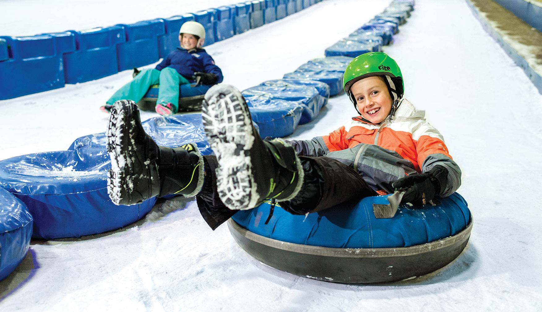 На чем кататься с горки зимой: одному ребёнку, двоим или детям вместе с родителями, правила безопасности