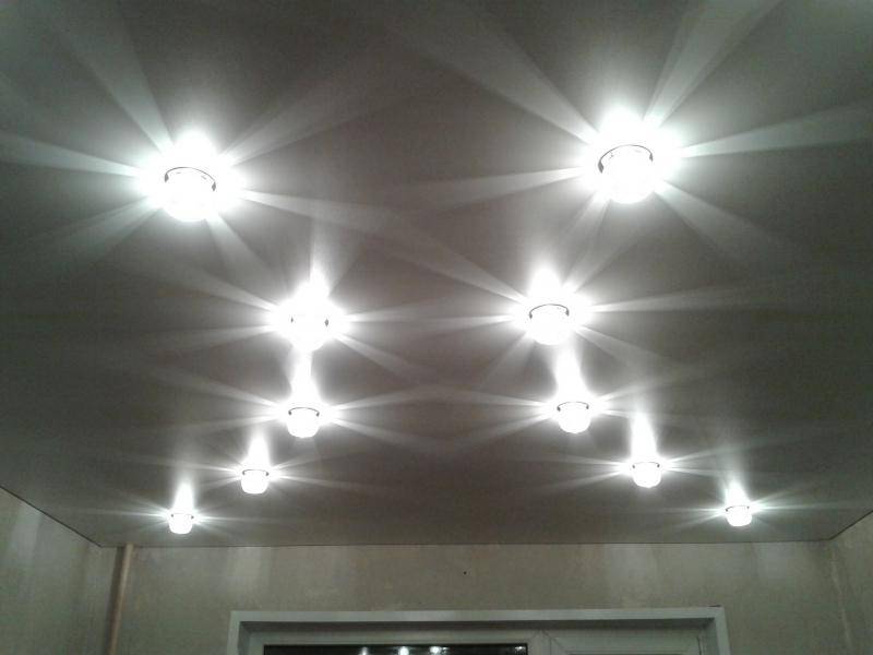 Как разместить светильники на натяжном потолке: от теории до практики