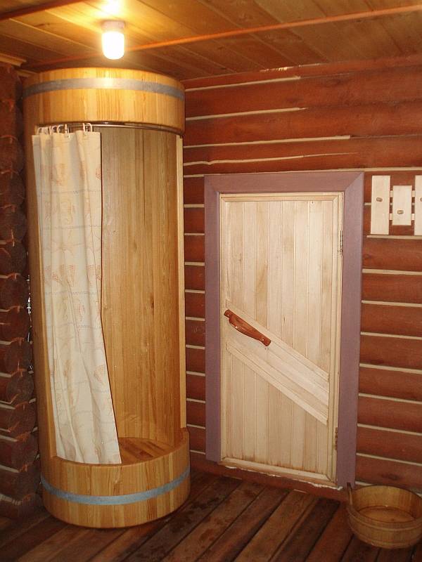 Как сделать душевую кабину в деревянном доме?