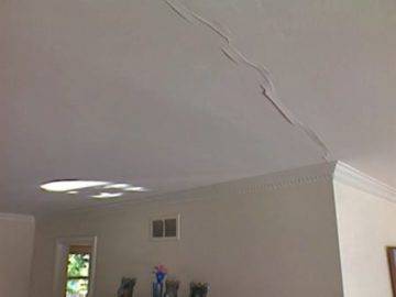 Ремонт потолка после протечки своими руками: чем обработать после затопления. как покрасить, ремонт протечек, как заделать протечку на потолке, как исправить