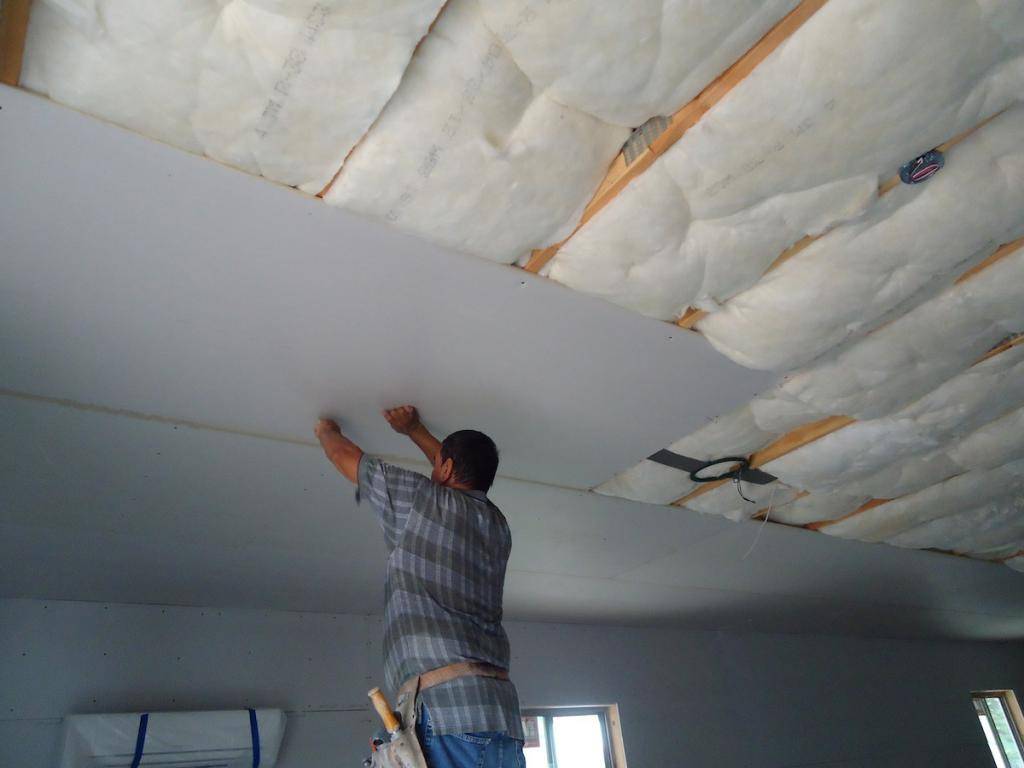 Как сделать черновой потолок своими руками, процесс подготовки к ремонту в новостройке и панельных зданиях, инструкция