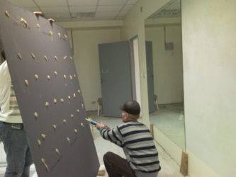 Как повесить зеркало на стену