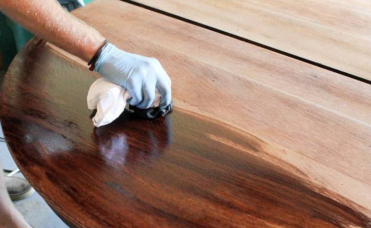 Выбираем лак для покрытия деревянного пола из сосны
