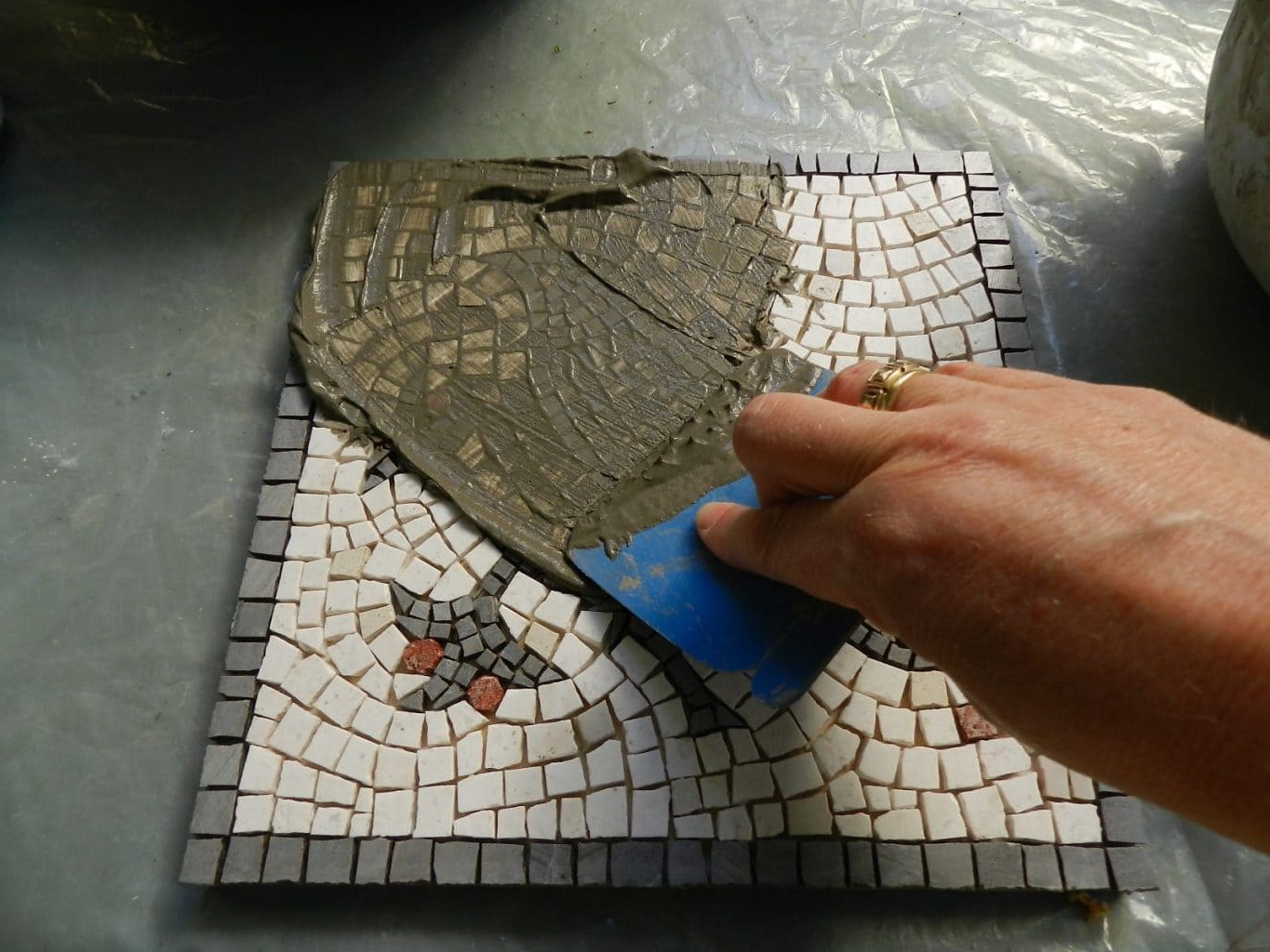 Укладка мозаики: как делают и как класть на стену мозаичную плитку, порядок монтажа и мастер-класс по изготовлению мозаики своими руками