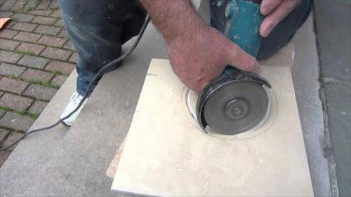 Как резать без сколов керамическую плитку плиткорезом