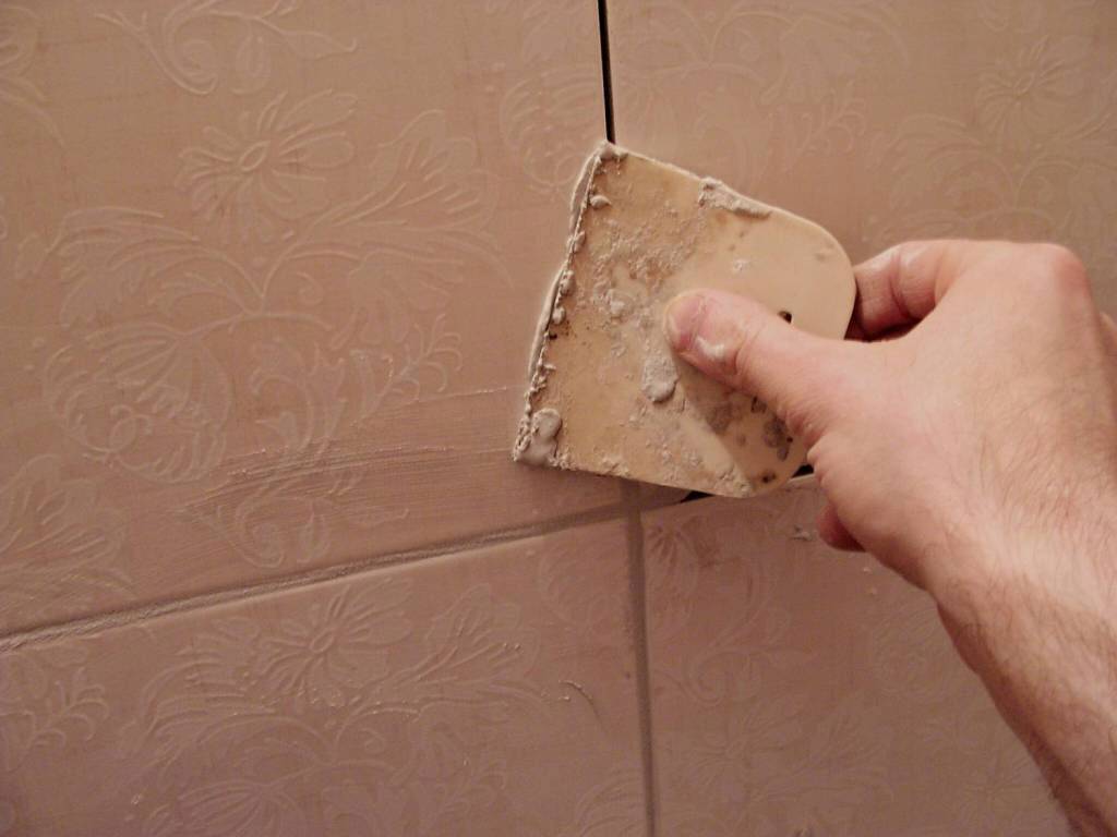 Затирка швов плитки в ванной своими руками: как правильно затирать швы